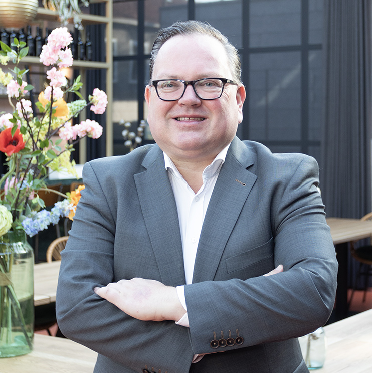 “Luxe, ontzorgen en een toplocatie staan bij LARGO hoog in het vaandel. KATOEN City Lofts Goes by LARGO heeft het allemaal. In de Katoen-familie zien we dezelfde ambitie als die van ons: groots denken, niet de veilige standaard kiezen, maar buiten de lijntjes kleuren en werkelijk iets unieks bieden. Eigenzinnig, eigentijds en innovatief. Samen realiseren we met KATOEN City Lofts iets heel bijzonders. Een ongekend hoog kwaliteitsniveau.”

Ralph Vandervinnen
Operations Manager LARGO