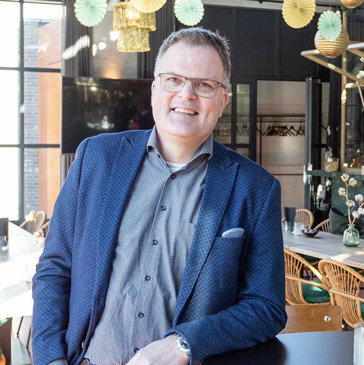 “Vakmanschap en liefde voor het vak zijn onze belangrijkste ingrediënten. We zijn vereerd om dit mooie ontwerp van Mulderblauw te mogen realiseren. Om echt iets unieks te mogen neerzetten. Dat gaan we waarmaken, volgens afspraak, zoals we dat altijd doen.”

Marco van de Linde
Bouwbedrijf van de Linde